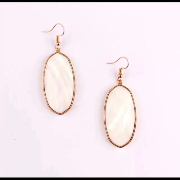 🌴Mother of Pearl & Gold Frame Scott Earrings - Picture 2 of 3